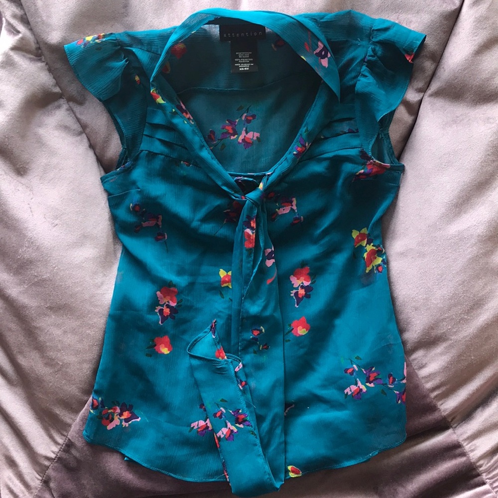 Attention floral blouse!